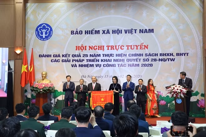 Thủ tướng Chính phủ trao tặng Cờ Thi đua của Chính phủ cho Bảo hiểm xã hội Việt Nam.