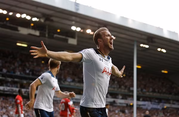 Kane có bàn đầu tiên vào lưới Man Utd. Ảnh: Reuters.