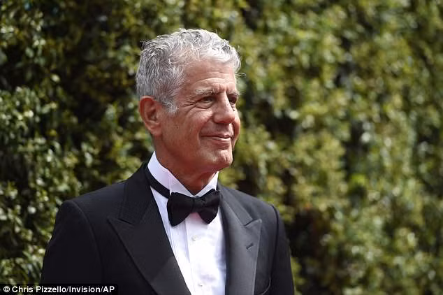 Đầu bếp nổi tiếng Anthony Bourdain chỉ là một trong hàng chục ngàn người đàn ông có vấn đề về sức khỏe tinh thần ở Mỹ. Đầu bếp nổi tiếng Anthony Bourdain chỉ là một trong hàng chục ngàn người đàn ông có vấn đề về sức khỏe tinh thần ở Mỹ.
