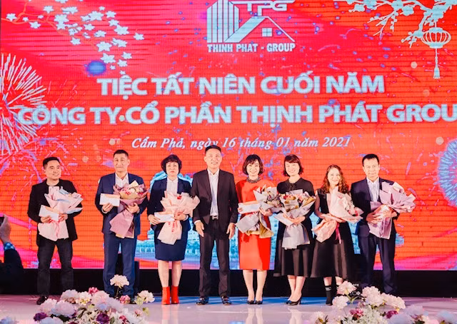 Ông Nguyễn Mạnh Hải, Chủ tịch HĐQT, Tổng giám đốc CTCP Thịnh Phát- Group trao thưởng cho CBCN xuất sắc của Công ty .