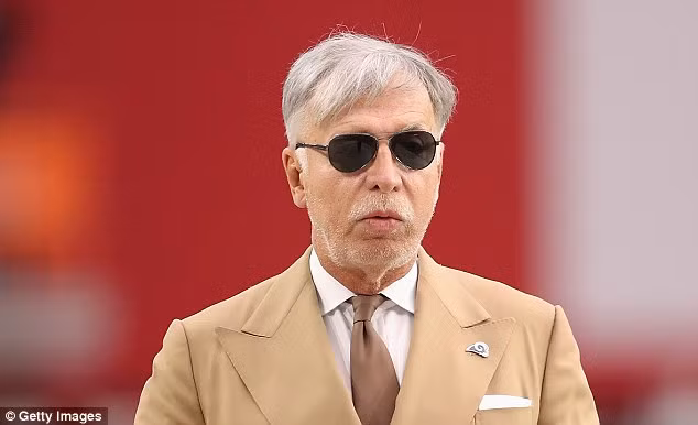 Ông chủ Stan Kroenke từng rất bảo vệ HLV Wenger nhưng sau một mùa giải trắng tay thì Nhà tài phiệt Mỹ chắc chắn đang cân nhắc sự thay đổi. Ảnh: Getty Image.