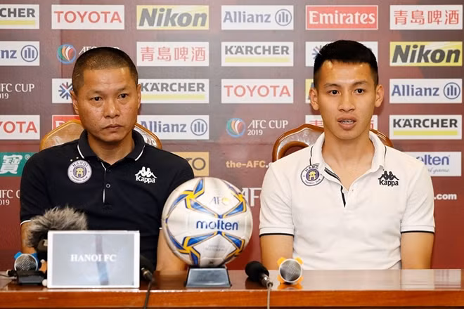 HLV Chu Đình Nghiêm trong cuộc họp báo chiều ngày 6-8. Ảnh: Hà Nội FC.