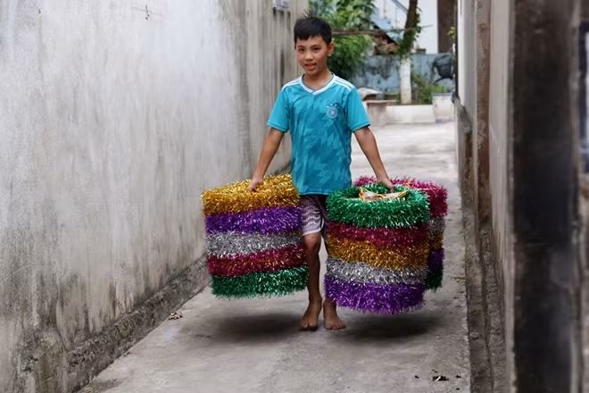 Một thời gian các đồ chơi hiện đại tràn ngập thị trường, nghề truyền thống của làng đứng trước nguy cơ mai một.