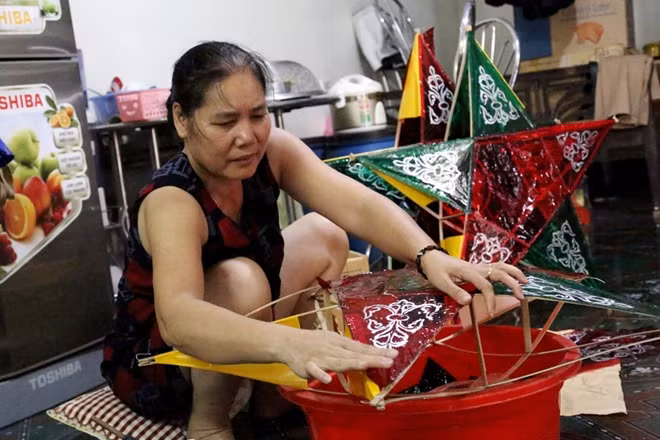 Dẫu vậy thu nhập thấp công với công việc đòi hỏi nhiều thời gian đang khiến một số hộ trong làng đặc biệt là những thanh niên trẻ không còn "mặn mà" với nghề truyền thống này nữa.