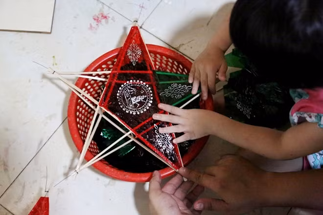 Mỗi chiếc đèn được làm rất cẩn thận vừa để đảm bảo tính thẩm mỹ vừa phải đẹp và an toàn khi đến tay các "thượng đế nhỏ tuổi".