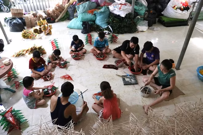 Các hộ làm nghề thường huy động cả nhà tham gia. Những em nhỏ trong dịp nghỉ hè cũng trở thành những thợ làm đèn thực thụ...