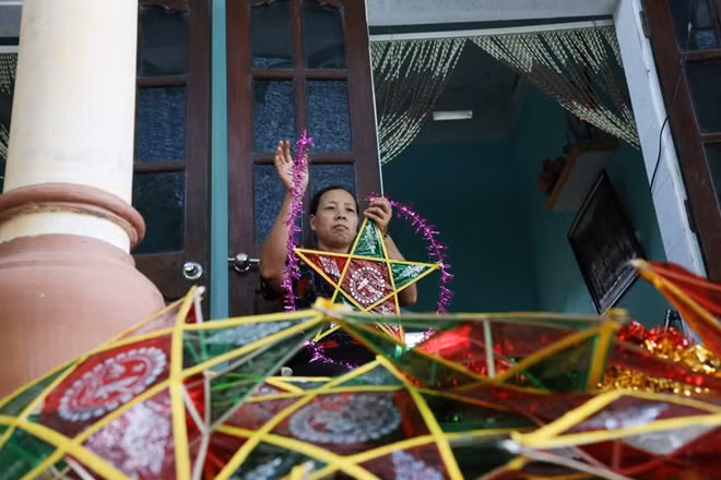 Làng có 7 thôn với khoảng 1.000 hộ thì có tới 300 gia đình làm đèn ông sao truyền thống.