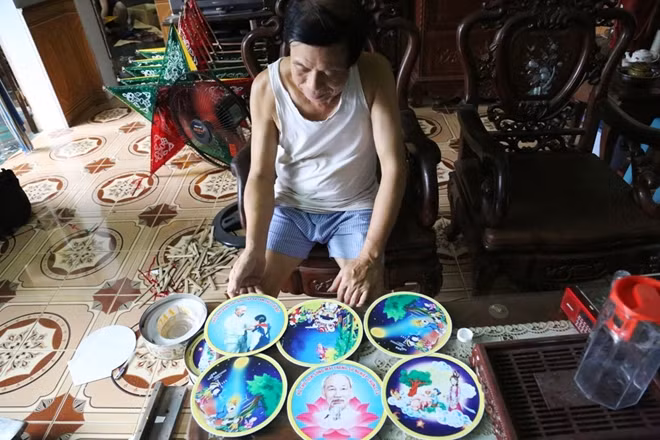 Đèn cũng được trang trí nhiều hình ảnh với chủ đề vui tươi quen thuộc với thiếu nhi Việt Nam như đêm Trung thu, chị Hằng, trăng sáng...