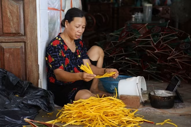 Người dân làng Báo Đáp làm đèn ông sao theo phương pháp thủ công. Để có một chiếc đèn hoàn chỉnh phải qua rất nhiều khâu và đòi hỏi sự tỷ mỷ cẩn thận từng chút một.