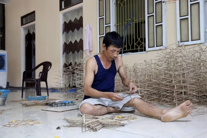 Để chuẩn bị cho mỗi "mùa Trung thu" ngay từ đầu tháng Giêng âm lịch mọi năm người làng đã phải tìm mua các loại vật liệu.... Tre, nứa để làm khung đèn phải được ngâm nước vài tháng mới đảm bảo đủ độ dẻo và nhẹ...
