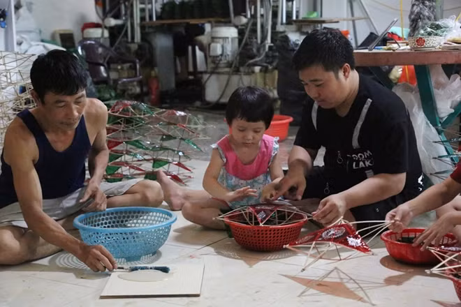...cho đến những em nhỏ.