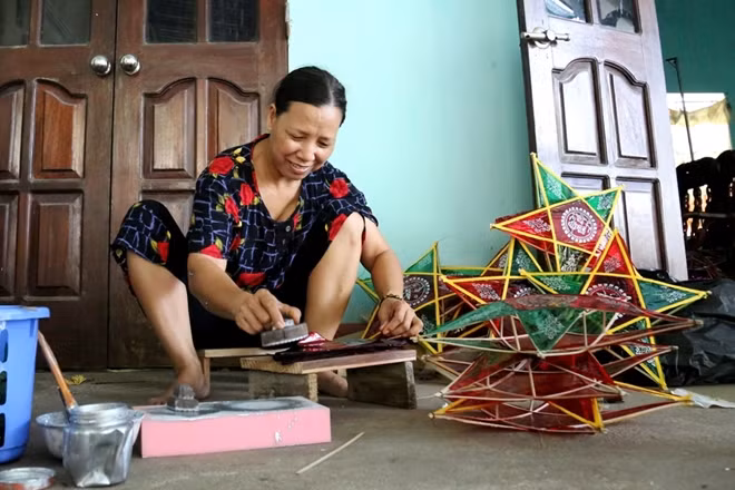 Đặc biệt người dân làng thường sử dụng bột gạo để dán đèn. Theo các cụ trong làng, bột gạo được được nấu theo những công thức riêng sau khi quét lên thân tre sẽ giúp chiếc đèn bền hơn và rất an toàn cho trẻ nhỏ.