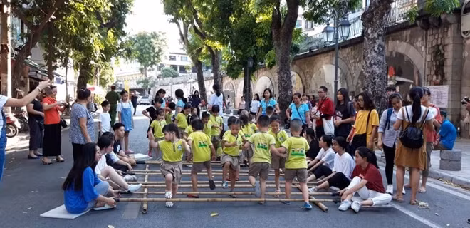 Trẻ em chơi múa sạp trên phố bích họa Phùng Hưng Trung thu 2018.