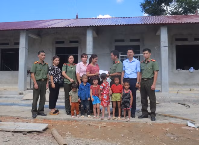 Đại diện Báo CAND; Công an tỉnh Hà Giang và Công an huyện Xín Mần trao tiền hỗ trợ tới cô trò Trường Mầm non Cốc Rế.