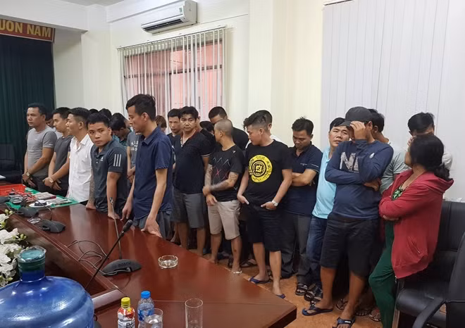 Các đối tượng trong ổ cờ bạc bị tạm giữ.