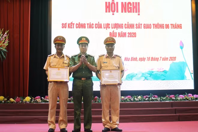 Đồng chí Đại tá Trịnh Văn Cường tặng 02 bằng khen của Bộ Công an cho 02 đồng chí