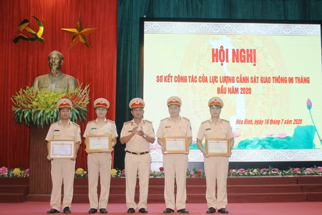 Đồng chí Thượng tá Nguyễn Văn Hải tặng giấy khen của Cục CSGT cho tập thể và các cá nhân.