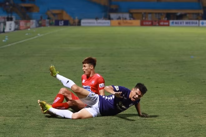 Lối đá tử thủ của Hải Phòng khiến hàng loạt chân sút của Hà Nội gặp khó khăn. Khi cần các hậu vệ của đội khách sẵn sàng chơi rắn để ngăn cản các đợi tấn công của CLB Hà Nội.