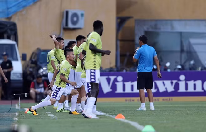 Trận đấu thuộc vòng 10 V.league CLB Hà Nội tiếp đón CLB Hải Phòng trên sân Hàng Đẫy.