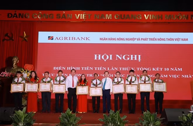 Các đồng chí được trao Huân chương và Bằng khen của Chính phủ vì có thành tích xuất sắc trong phong trào thi đua. P