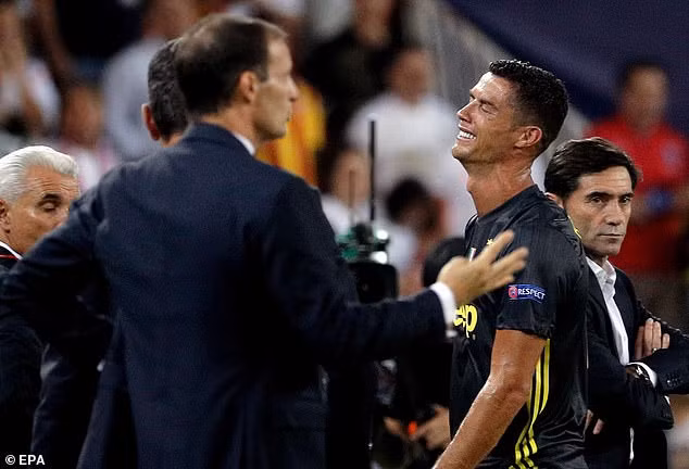 Ronaldo bật khóc vì không thể chơi trọn vẹn trận đấu đầu tiên tại Champions League trong màu áo đội bóng mới.