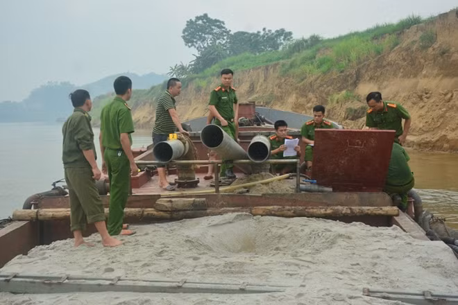Hiện trường vụ khai thác cát trái phép.