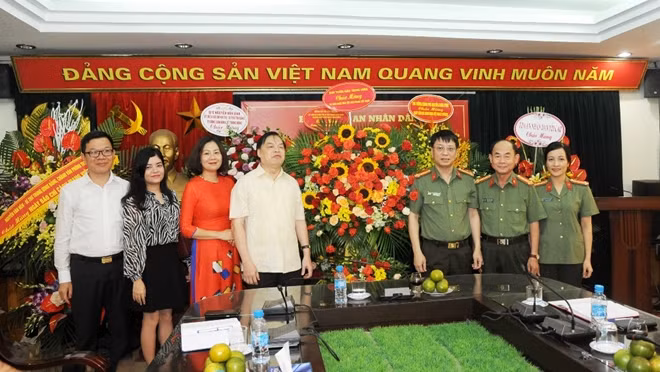 Đồng chí Lê Mạnh Hùng, Phó trưởng Ban Tuyên giáo Trung ương và đoàn công tác chụp ảnh lưu niệm cùng lãnh đạo Ban biên tập Báo CAND.