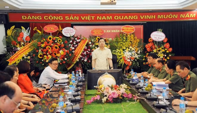 Đồng chí Lê Mạnh Hùng, Phó Trưởng Ban Tuyên giáo Trung ương phát biểu tại buổi gặp mặt.