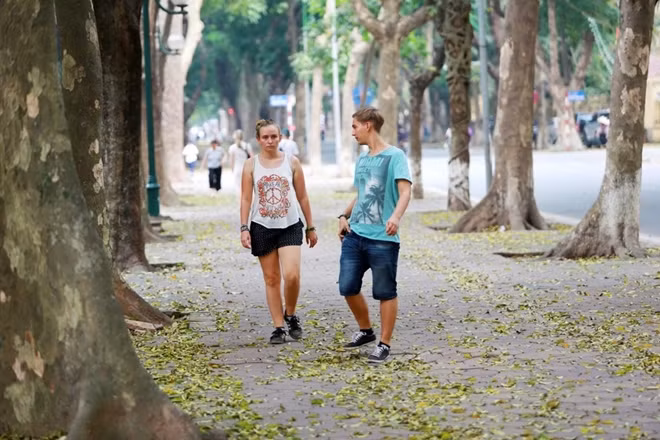 Các du khách nước ngoài cũng tỏ ra ngỡ ngàng với khung cảnh kỳ lạ của Hà Nội vào thời điểm này.