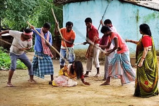 Đám đông đánh đập nghi can là phù thủy ở bang Jharkhand, Ấn Độ.