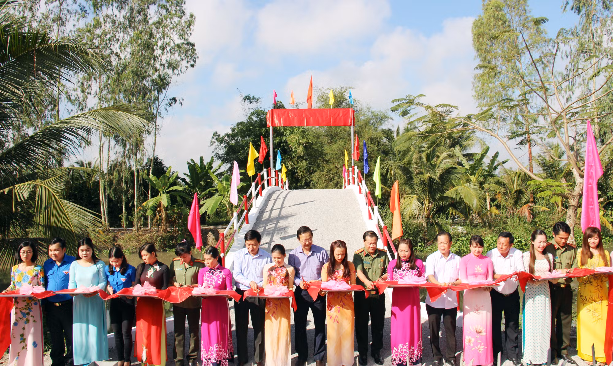 Công an TP Cần Thơ bàn giao cầu giao thông nông thôn
