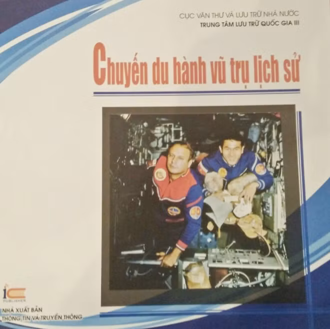 Ấn phẩm lưu trữ “Chuyến du hành vũ trụ lịch sử”.