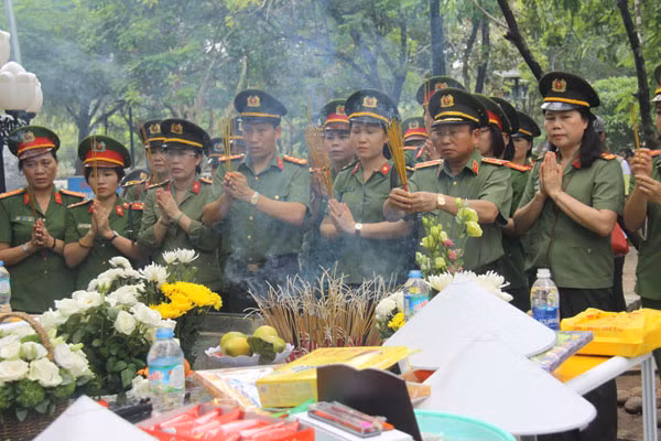 Đoàn công tác dâng hương tại mộ nữ Anh hùng Võ Thị Sáu.