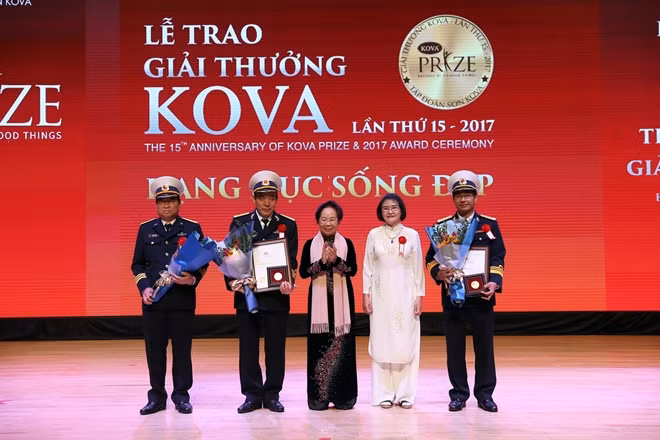 Nguyên Phó Chủ tịch nước Nguyễn Thị Doan trao Giải thưởng KOVA hạng mục Sống đẹp cho Tập thể Vùng 4 Hải quân.