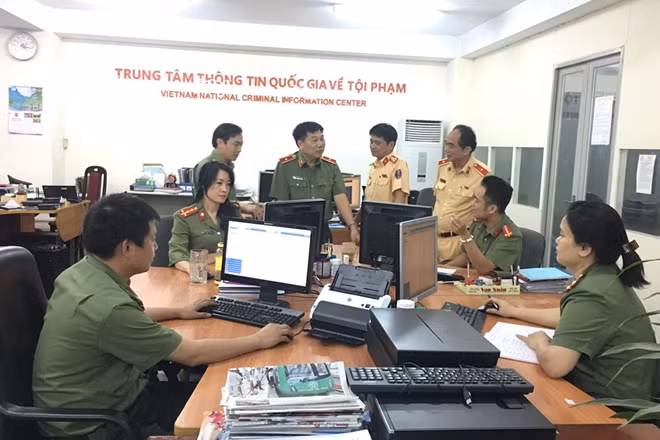 Thiếu tướng Tô Văn Huệ nghe cán bộ Trung tâm Tiếp nhận xử lý thông tin nghiệp vụ báo cáo về kết quả tra cứu thông tin đối tượng truy nã đặc biệt.