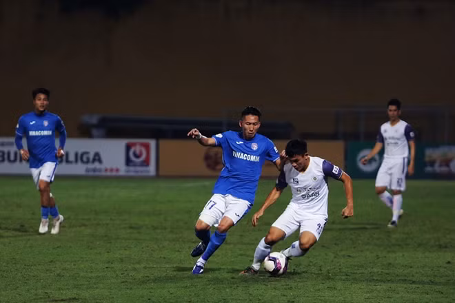 CLB Than Quảng Ninh có chuyến làm khách đầy khó khăn trước Hà Nội FC, không chỉ bởi đội bóng của HLV Hoàng Văn Phúc đang rất "khát điểm" mà còn do sức ép từ cuộc "khủng hoảng nợ lương" đang diễn ra ở đội bóng đất mỏ.