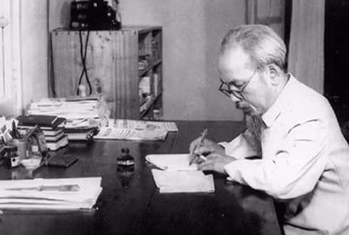 Trong Bản di chúc lịch sử của Chủ tịch Hồ Chí Minh, lời căn dặn đầu tiên của Người là nói về Đảng.