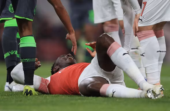 Một loạt cầu thủ hai đội đã tập trung xung quanh ngôi sao của Arsenal. Ảnh: Getty.