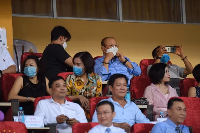 HLV Park Hang-seo cũng có mặt trên khán đài.