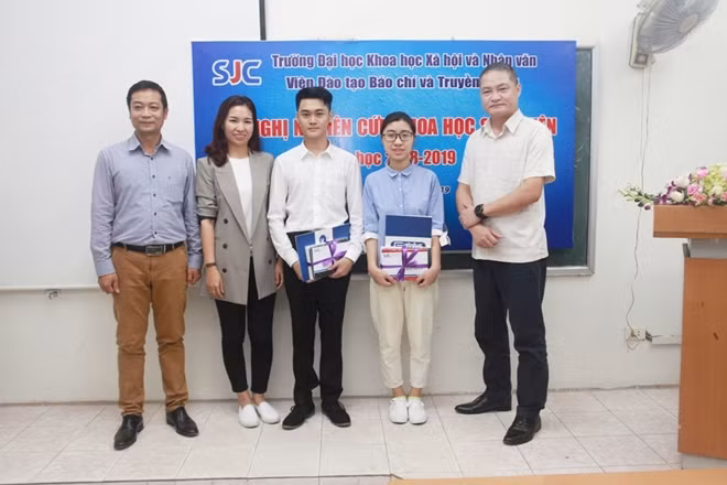 Lãnh đạo Viện Đào tạo Báo chí và Truyền thông trao giải cho sinh viên đoạt giải nhất.