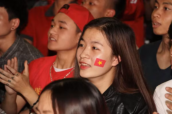 Có không ít CĐV nữ cũng tới đây theo dõi trận đấu.