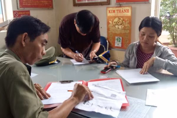 Chị Trần Thị Kim Oanh tường trình với nhân viên Ga Sài gòn về việc mình bị lừa mua phải vé tàu giả.