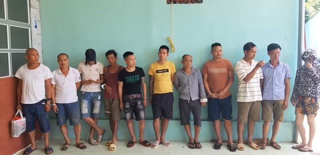 Các đối tượng tham gia đánh bạc bị bắt giữ.