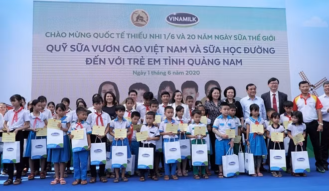 Các đại biểu trao tặng 50 phần học bổng cho trẻ em tỉnh Quảng Nam vượt khó vươn lên, có thành tích học tập xuất sắc
