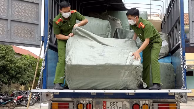 Lực lượng Công an đang kiểm tra hàng