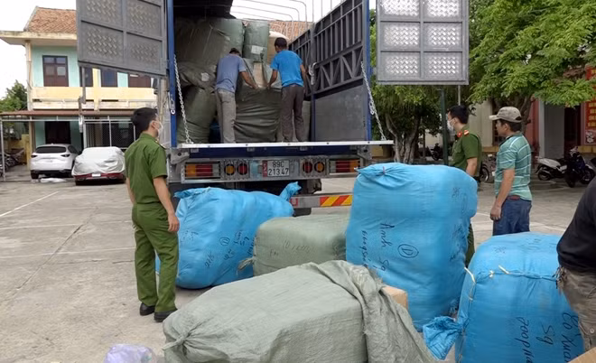 Lực lượng Công an đang kiểm tra hàng