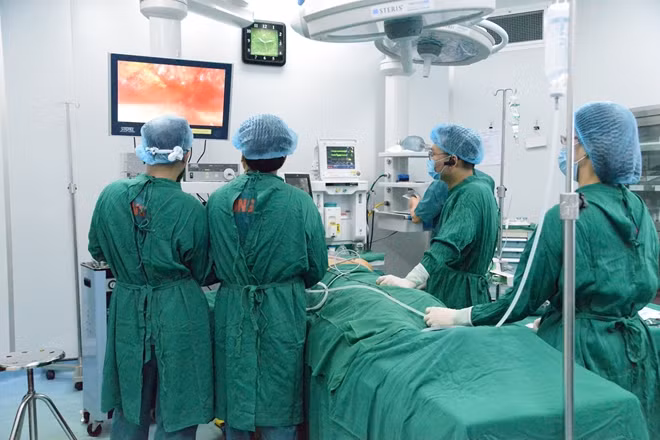 Kíp mổ đang thực hiện phẫu thuật cho bệnh nhân Lê Văn C.