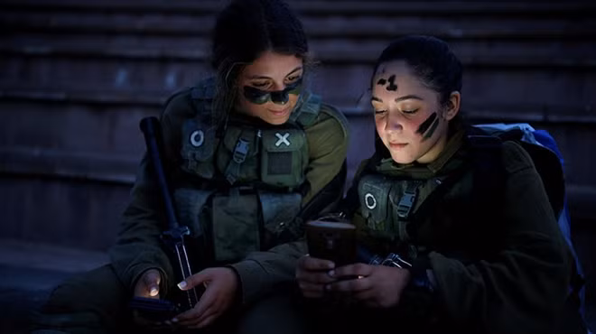 Bình lính Israel bị cấm chơi Pokemon Go. Ảnh: AP.