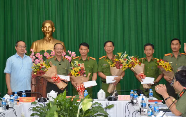 Bí thư Thành ủy Nguyễn Thiện Nhân chúc mừng chiến công và trao thưởng cho Công an TP Hồ Chí Minh.