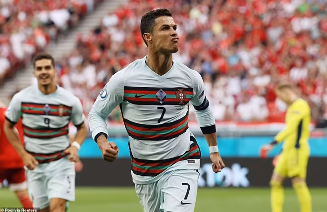 CR7 xô đổ thêm 1 kỷ lục nữa với tư cách là người ghi bàn nhiều nhất ở các kỳ chung kết Euro trong khi đó Bồ Đào Nha có 3 điểm cực kỳ quan trọng ở trận ra quân.